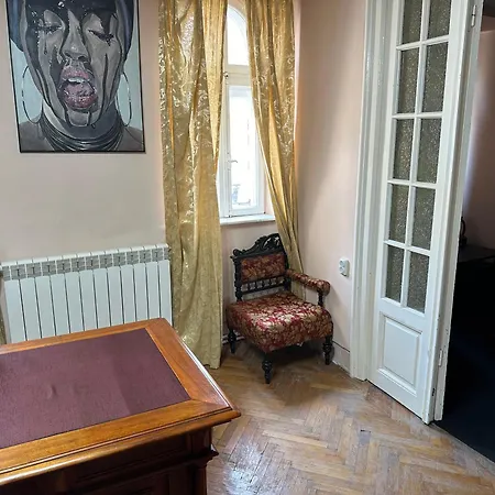 Center Apartment *
